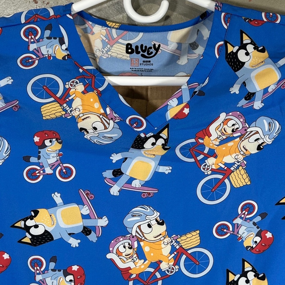 Bluey Royal Blue V-Neck Scrub Top All Over Print Size Small New Cartoon